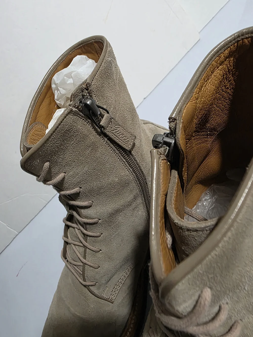 Gucci Men's Suede Lace-Up Boots in Beige with Navy Sole Size 9 Blue Soles